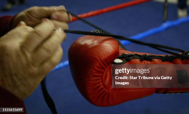 General Boxing Lacing Up Boxing Glove Photos and Premium High Res Pictures - Getty Images