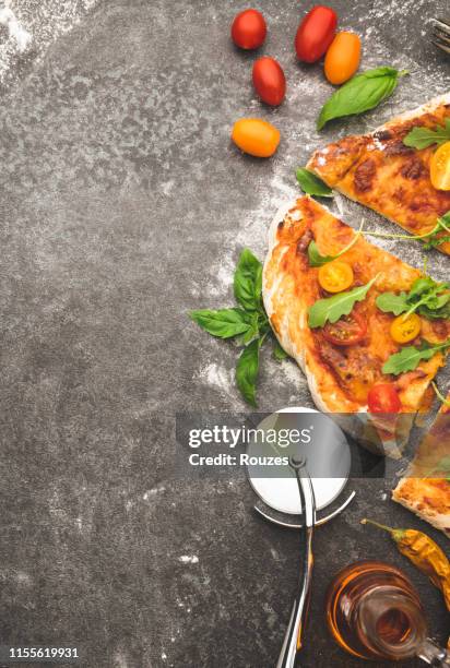 pizza with tomatoes, mozzarella cheese and arugula - table top imagens e fotografias de stock