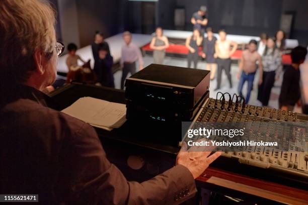 point of view of artistic director who coaches rehearsals for acting - backstage bildbanksfoton och bilder
