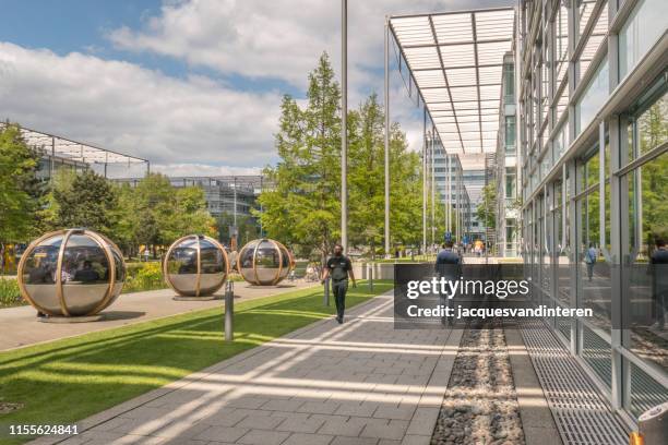 las oficinas modernas en un parque empresarial - chiswick fotografías e imágenes de stock