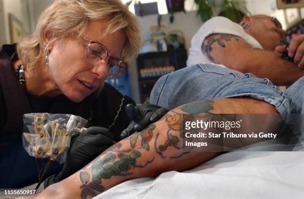 Joey McLeister ¬• jmcleister@startribune.com Minneapolis,Mn.,Weds.,Nov. 3, 2005--Kore Grate adds an environment to a tatoo she did earlier on Arthur...