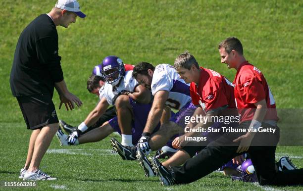 Bbisping@startribune.com Eden Prairie, MN., Wednesday, 9/19/2007. Vikings offensive coach Darrell Bevell talked with back-up quarterbacks Kelly...