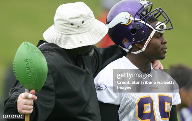 Jgholt@startribune.com 5/21/2009---] Vikings defensive line coach Karl Dunbar hugged Kenechi Udeze during Thursday mini camp practice, Udeze is back...