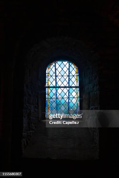 structure - vitraux dans une église - stained glass stockfoto's en -beelden