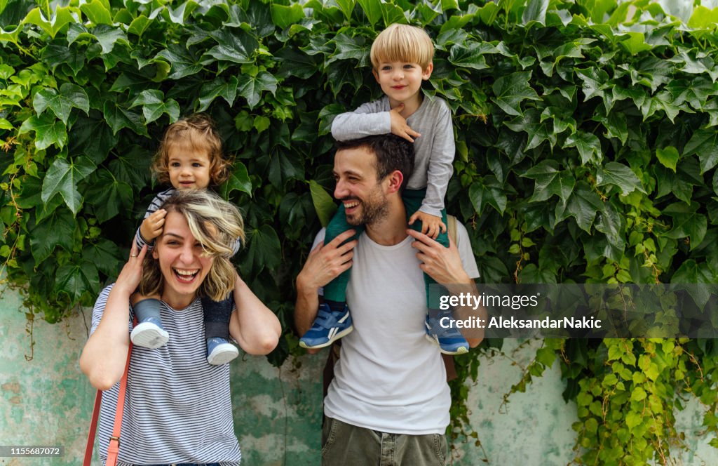 Porträt der glückliche Familie im Freien