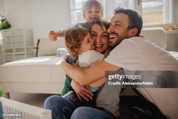 familienumarmung - familie mit zwei kindern stock-fotos und bilder
