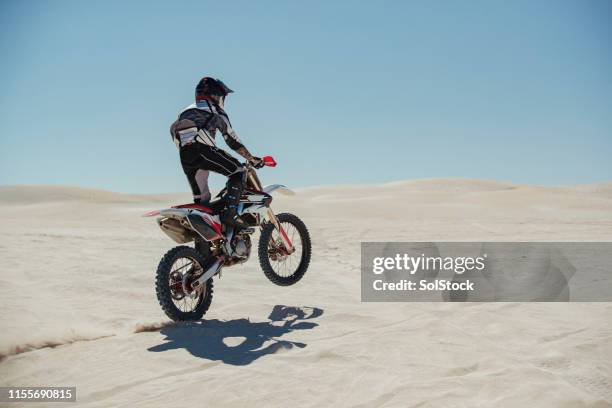 stunt bike desert - bike wheelie photos et images de collection