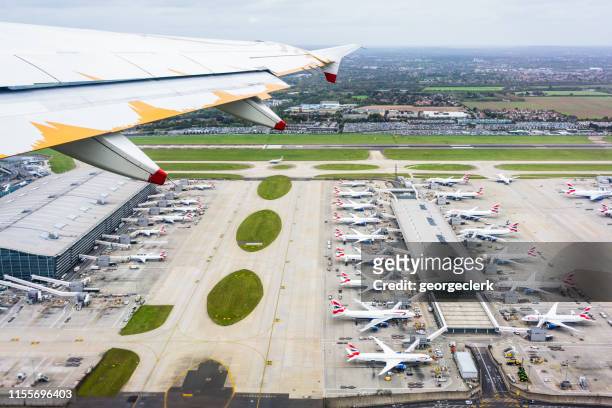 flug über london heathrow terminal 5 - heathrow airport stock-fotos und bilder