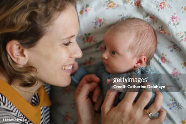 a new born baby girl and her mum - chambre nouveau né famille photos et images de collection