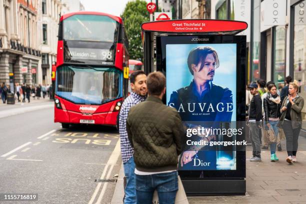 londres: parada de autobús de oxford street - celebrities photos fotografías e imágenes de stock