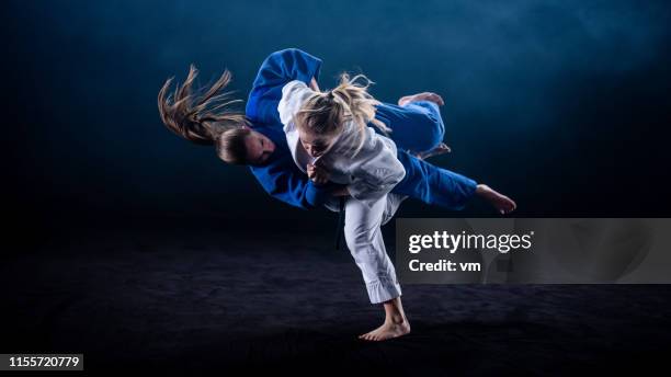 黒の背景に投げる柔道 - judo woman ストックフォトと画像
