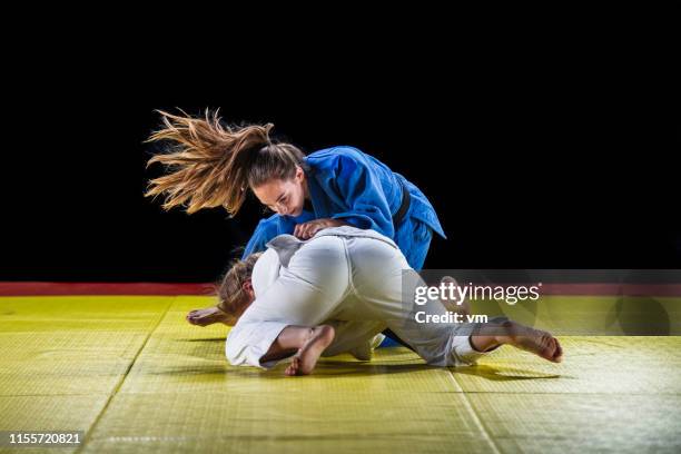 畳に悩む女性柔道2人 - judo woman ストックフォトと画像