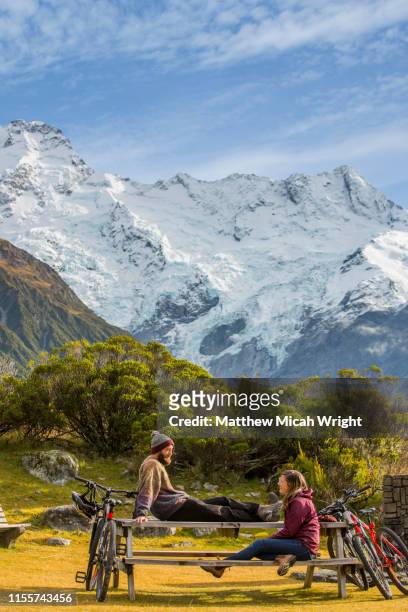 friends sit and have coffee in the mount cook national park. - matthew hale fotografías e imágenes de stock