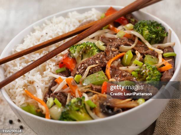 asian style peppered beef und gemüse-rice bowl mit oyster sauce - rice bowl stock-fotos und bilder