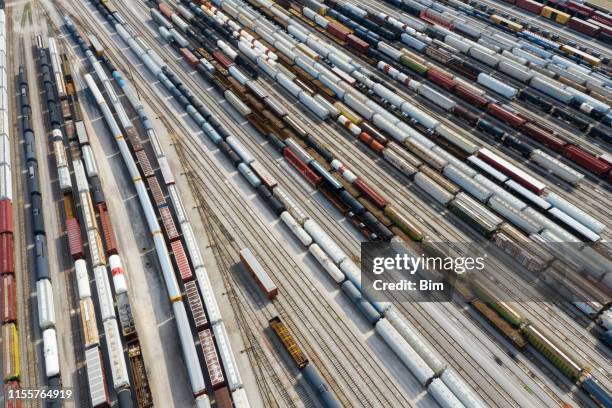 cargo containers en vrachttreinen, luchtfoto, missouri, usa - rangeerterrein stockfoto's en -beelden