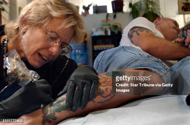 Joey McLeister ¬• jmcleister@startribune.com Minneapolis,Mn.,Weds.,Nov. 3, 2005--Kore Grate adds an environment to a tatoo she did earlier on Arthur...