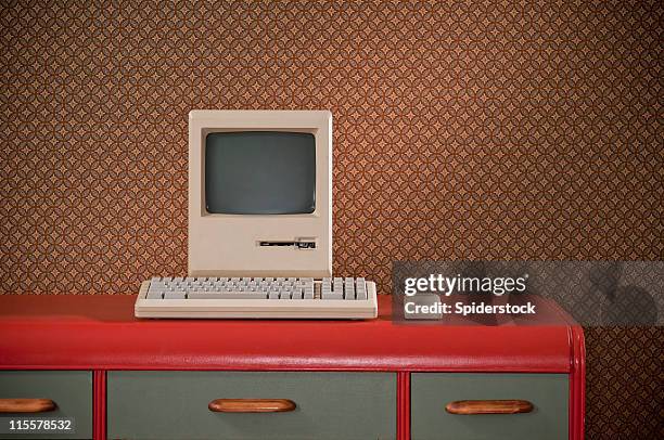 alte klassische computer auf retro-schreibtisch - old monitor computer stock-fotos und bilder