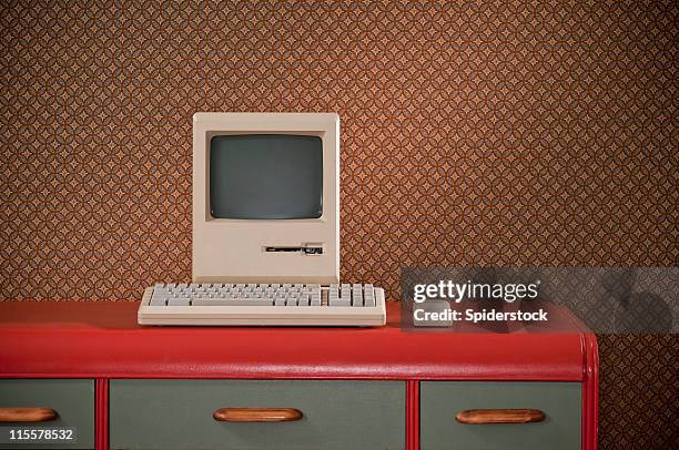 retro antiguo clásico ordenador de escritorio - 1980 computer fotografías e imágenes de stock