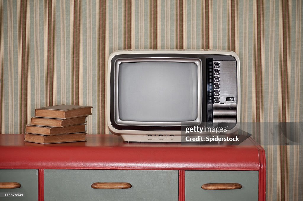 Sechziger-Fernseher auf Retro-Schreibtisch