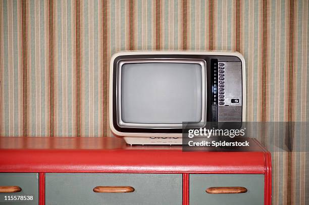 sixties tv on retro desk - 80s living room stock pictures, royalty-free photos & images