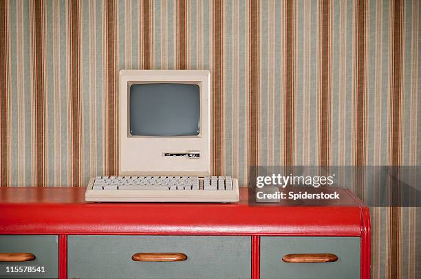 alte klassische computer auf retro-schreibtisch - tapete stock-fotos und bilder