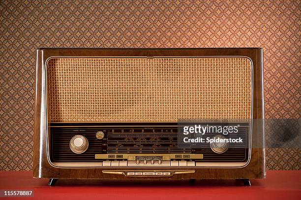 retro-radio auf roten schreibtisch - radio stock-fotos und bilder