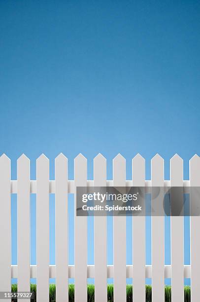 white picket fence - tuinhek stockfoto's en -beelden