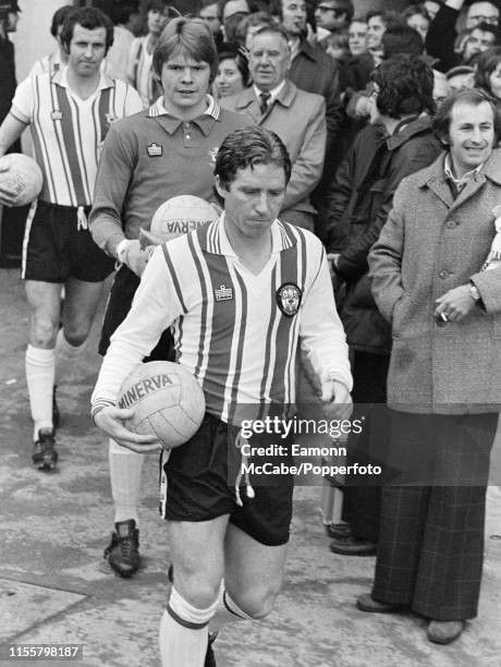 Alan Ball of Southampton leads out the team before the FA Cup 3rd Round tie betweeen Southampton and Chelsea at The Dell on January 8, 1977 in...