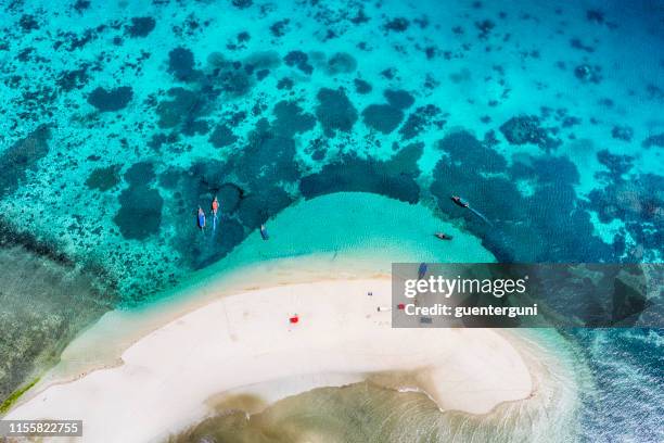 vista aérea de una pequeña isla de arena, zanzíbar, océano índico - zanzibar fotografías e imágenes de stock