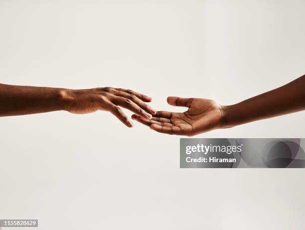 comuníquese con alguien - hands reaching out and touching fotografías e imágenes de stock