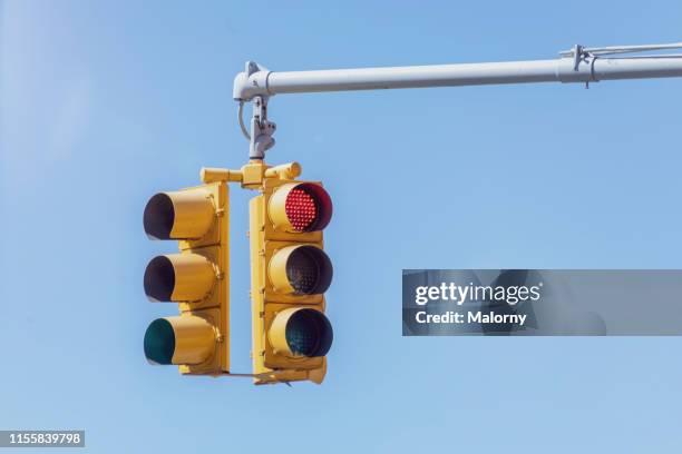 traffic lights against blue sky. - semaforo fotografías e imágenes de stock