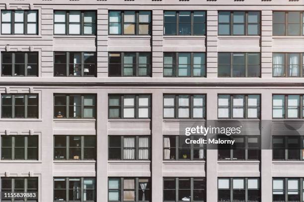 house facade with repeating windows. - façade immeuble photos et images de collection