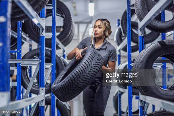 vacker svart kvinnlig professionell mekaniker - car wheel bildbanksfoton och bilder