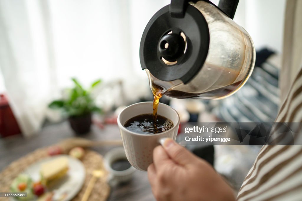 Vertiendo café en el desayuno