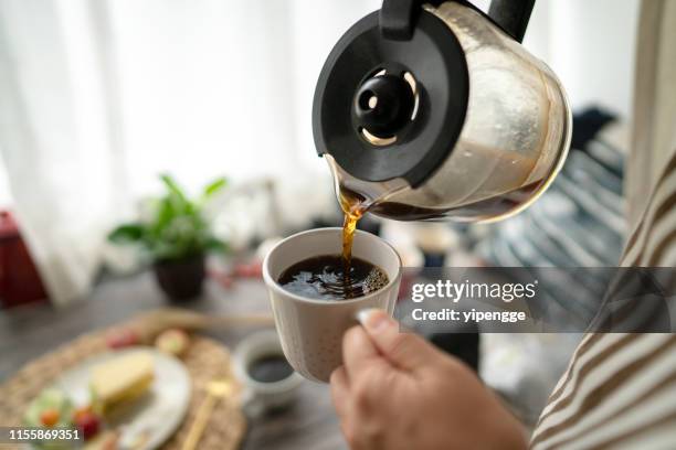 gieten koffie bij het ontbijt - goot stockfoto's en -beelden