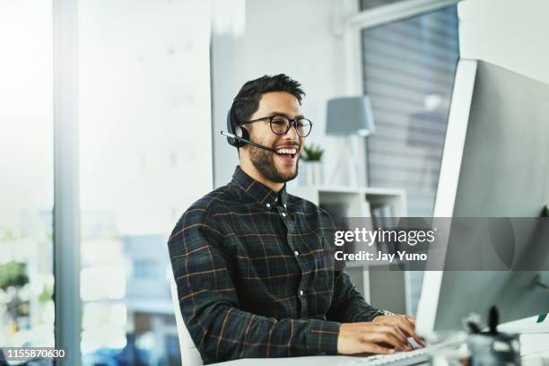 hij is de man met alle antwoorden - answering stockfoto's en -beelden