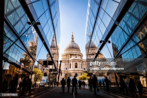 multitud urbana y arquitectura futurista en la ciudad, londres, reino unido - edificio público fotografías e imágenes de stock