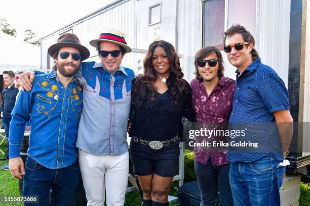 Wendy Moten gathers for a photo with Joe Andrews, Ketch Secor, Charlie Worsham and Cory Younts of Old Crow Medicine Show backstage during 2019...