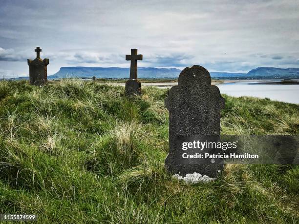 killaspugbrone cemetery with benbulben mountain in the background - grabstein stock-fotos und bilder