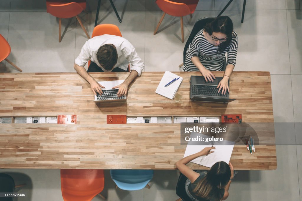 Los empresarios que trabajan en el escritorio