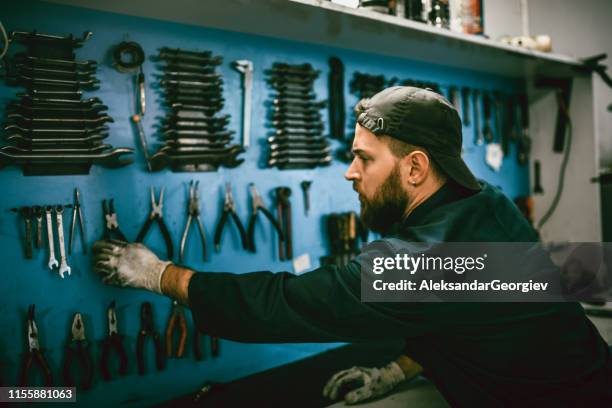 het nemen van de benodigde tool om reparaties te beginnen - tuingereedschap stockfoto's en -beelden