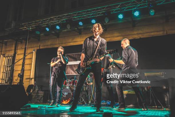 rockkonzert - band on stage stock-fotos und bilder
