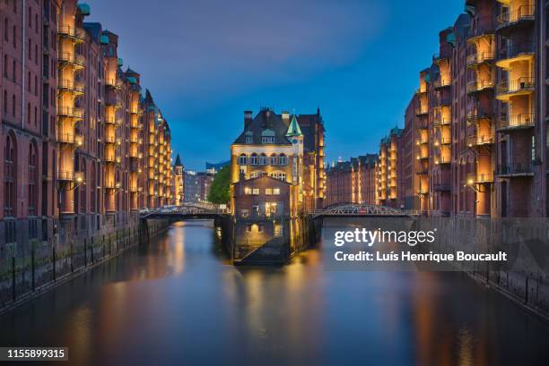 hamburg & lights - speicherstadt stockfoto's en -beelden