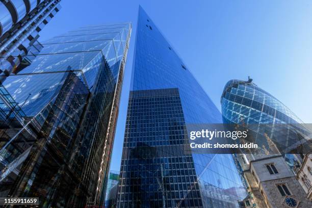 looking up at futuristic office buildings - sir norman foster building fotografías e imágenes de stock