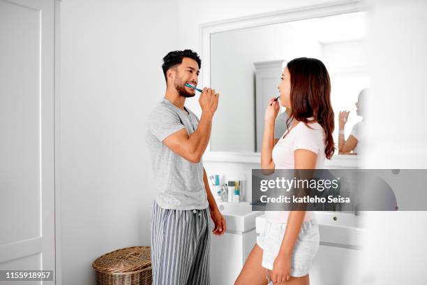 we zijn groot op de tandheelkundige hygiëne - koppel toilet stockfoto's en -beelden