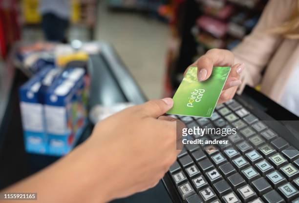 close-up met een beloningskaart in de supermarkt - customer loyalty stockfoto's en -beelden