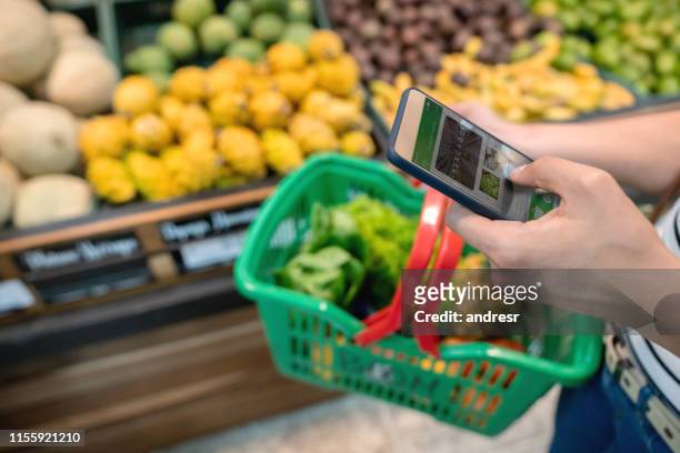 compras personales online en el supermercado - economía colaborativa fotografías e imágenes de stock