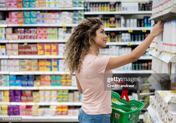 kvinna shopping i snabbköpet - shampoo bildbanksfoton och bilder