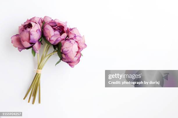 flower bouquet - flatlay flowers fotografías e imágenes de stock