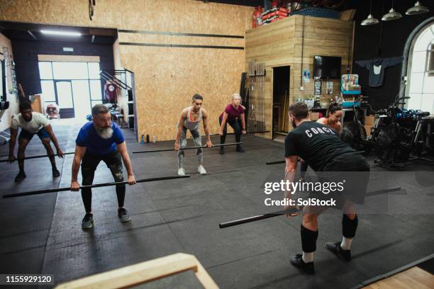 een cross training-les instrueren - snatch weightlifting stockfoto's en -beelden